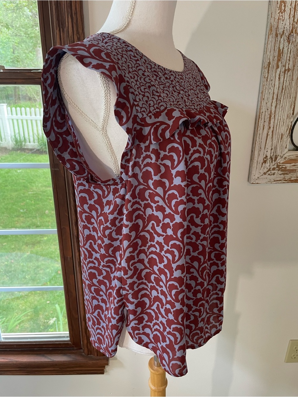 Loft Patterned Short Sleeved Blouse with Ruffled Detail. Size M - Picture 4 of 6
